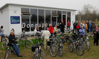 Schneider / Donauauwald Neuburg-Ingolstadt - Cyclists at the Ingolstadt Danube-Pavillon